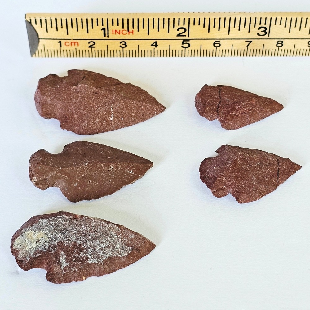 Vintage Red Stone Arrowhead Set 5pc Hand Knapped Pointed Artifacts Southwestern